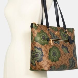Authentic Coach Gallery Tote!!!